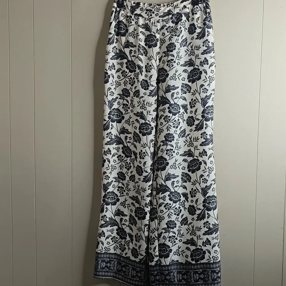 Alex Marie Amara Satin Crepe Black Floral Print High Waist Flat Front Pant Small - Picture 2 of 12
